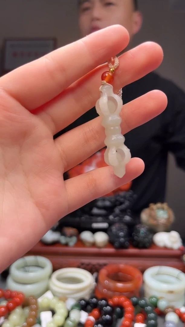 颈饰未镶嵌和田玉吊坠