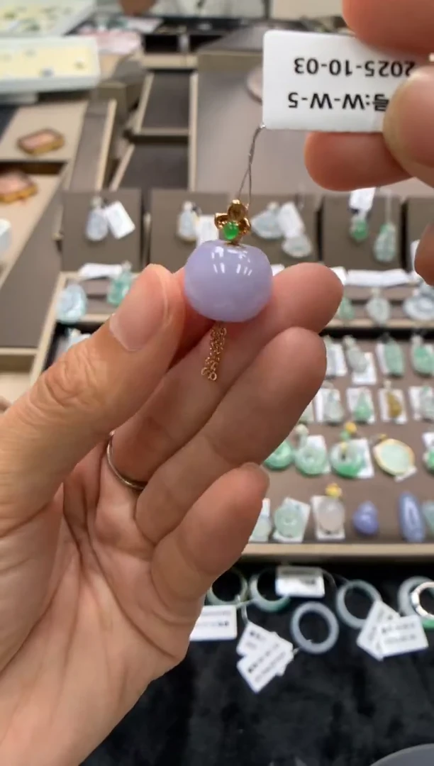 颈饰18K金镶嵌翡翠灯笼