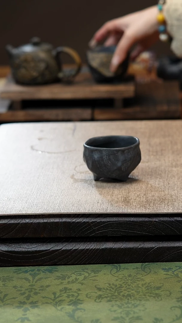 中式归玉堂冰碛岩重工雕刻三足手凿杯