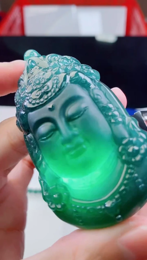 颈饰未镶嵌翡翠   `