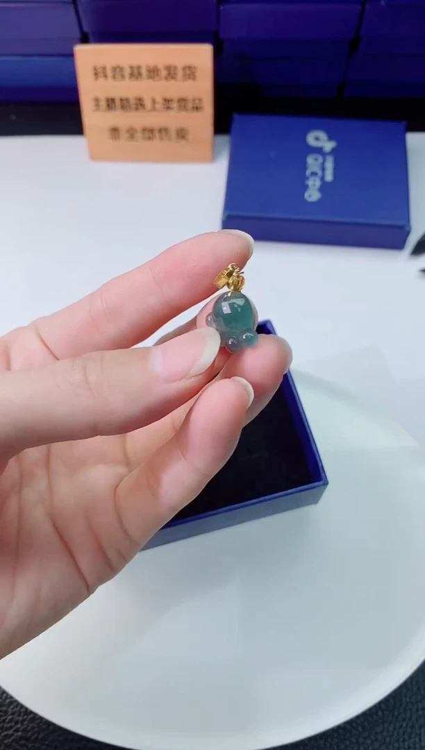 翡翠未镶嵌颈饰      `