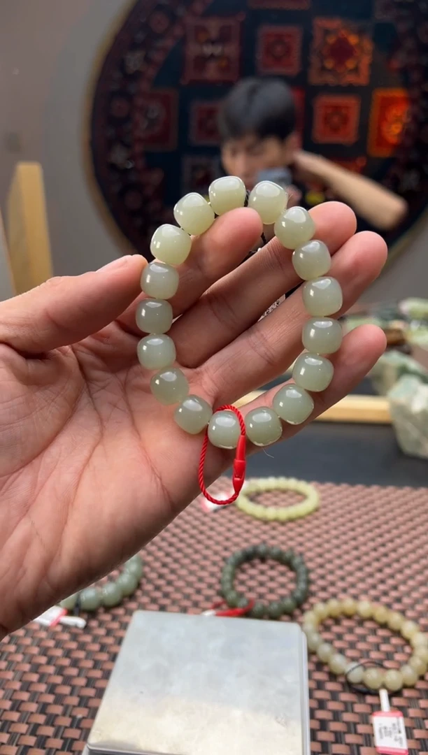 未镶嵌手串和田玉且末料青白玉老型珠手串卡11*12 83分