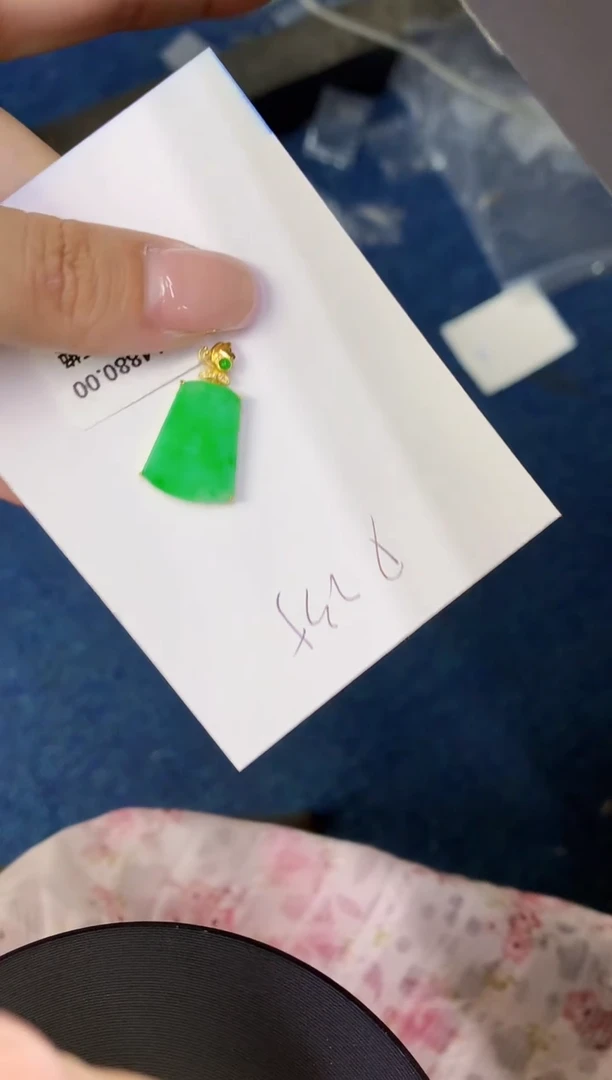 翡翠18K金镶嵌颈饰缅甸天然翡翠A货