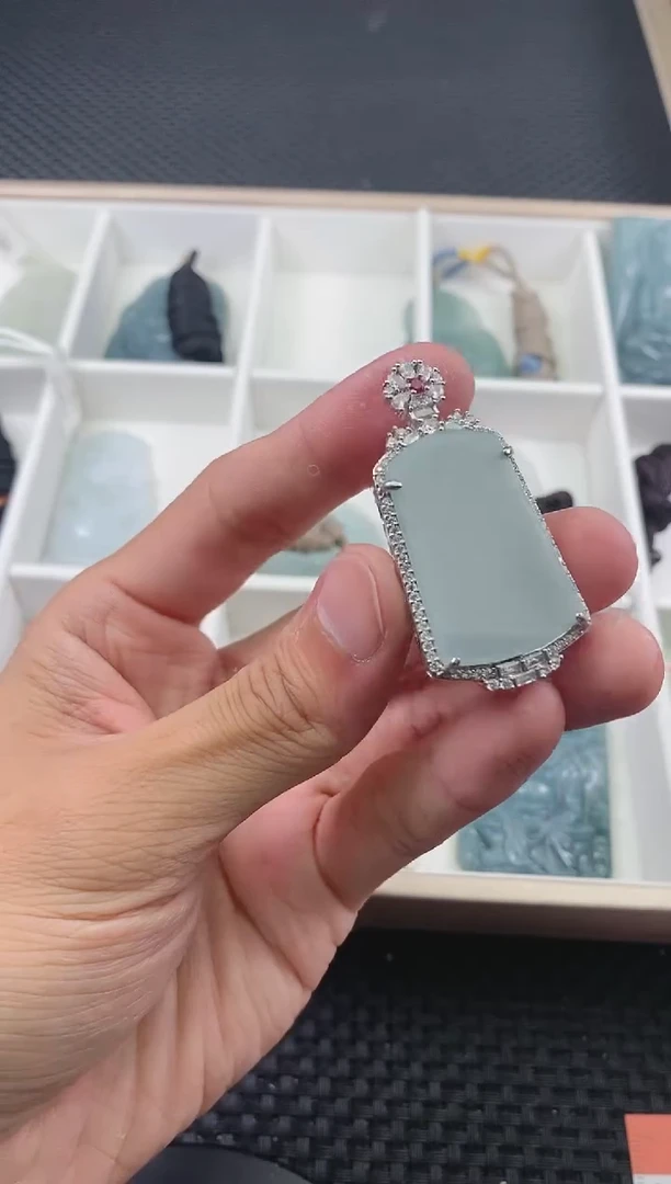 翡翠未镶嵌颈饰