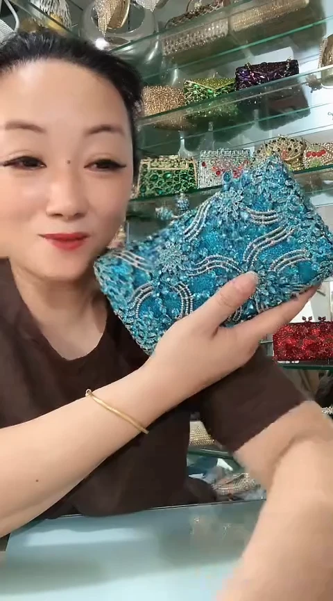 塑料女包重工镶钻手拿包