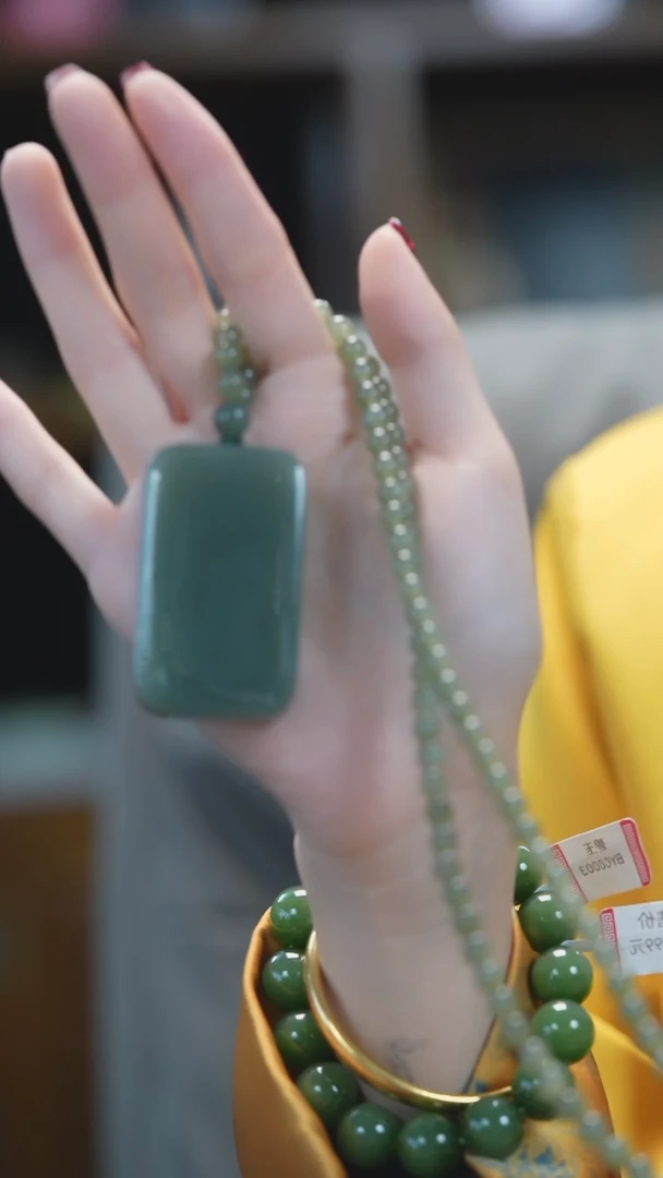 颈饰未镶嵌和田玉无事牌