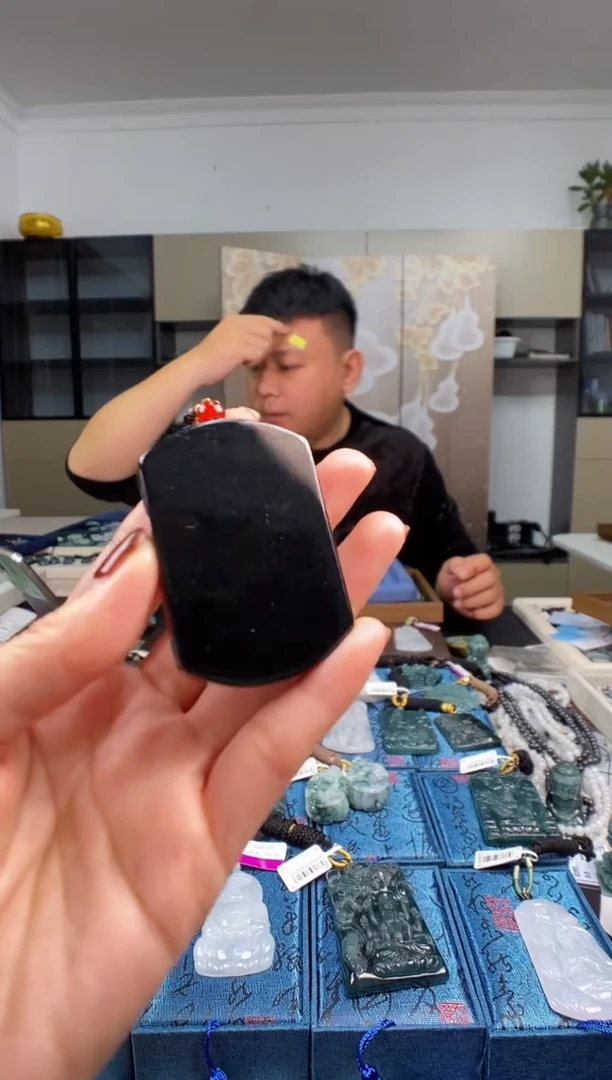 颈饰未镶嵌翡翠   多样性发其一