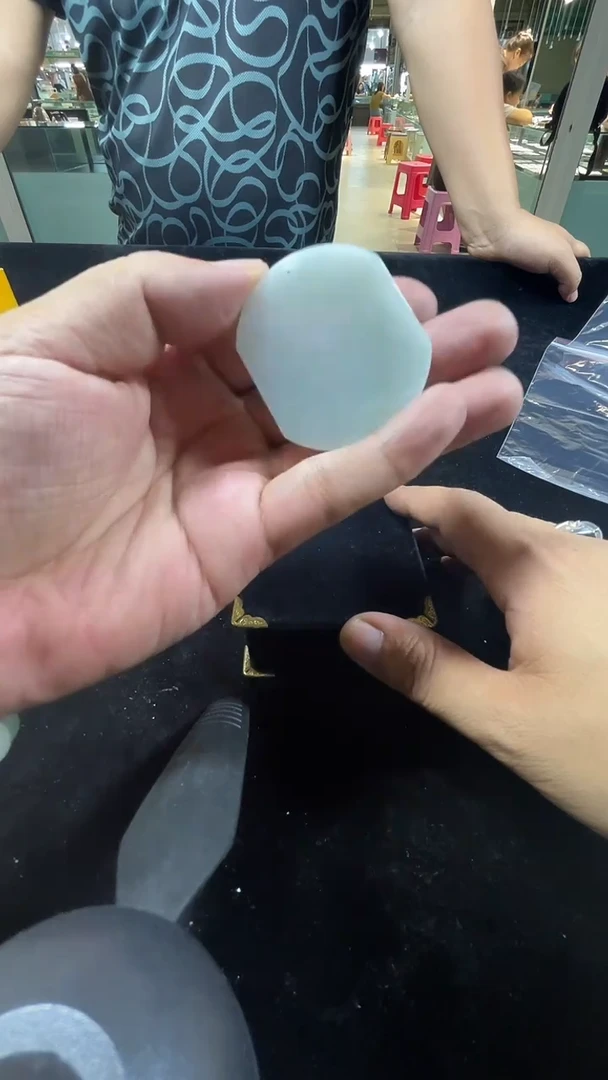石英质玉未镶嵌颈饰1
