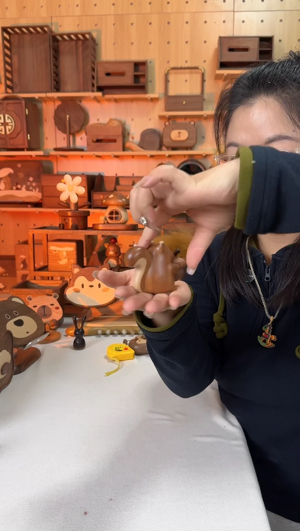 木乌檀木松鼠摆件