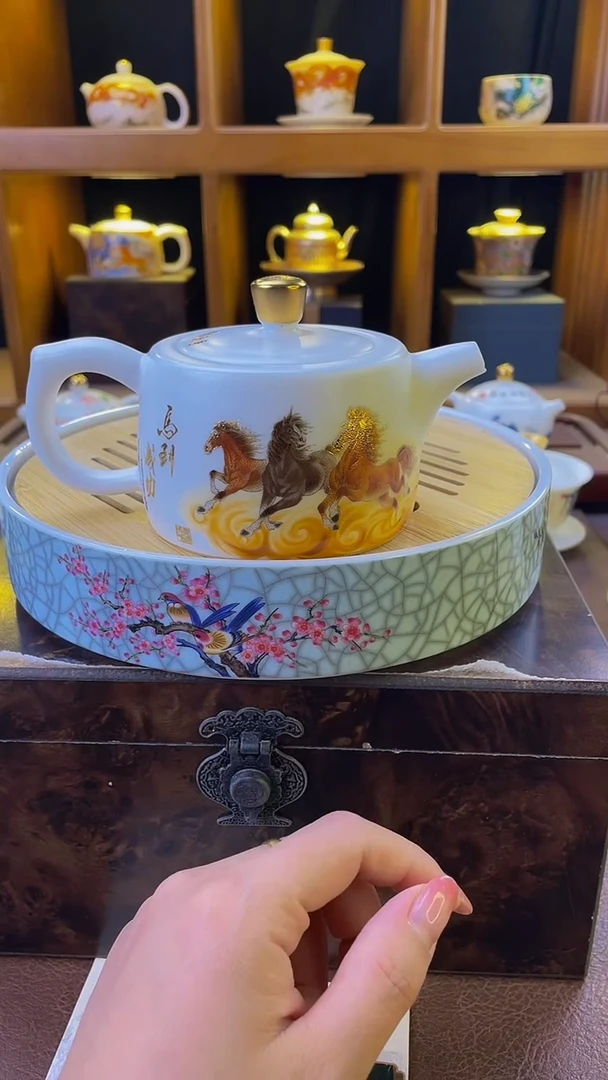 羊脂玉万马奔腾壶