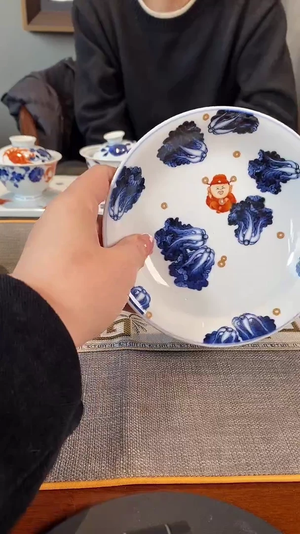 瓷小卿亭  青花矾红财神到