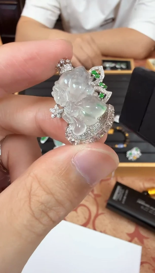 颈饰18K金镶嵌翡翠T100893