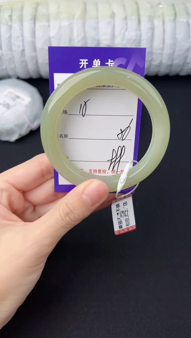 未镶嵌手镯和田玉15颜色微差无瑕疵