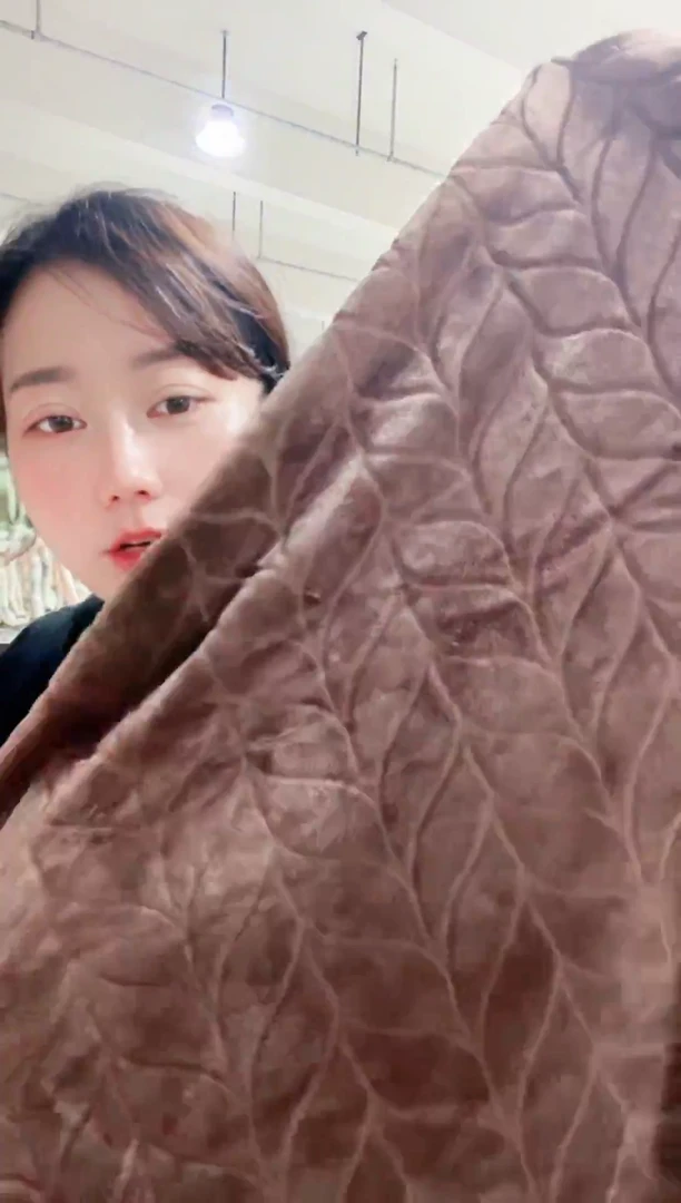 牛奶绒主播手上 展示的产品