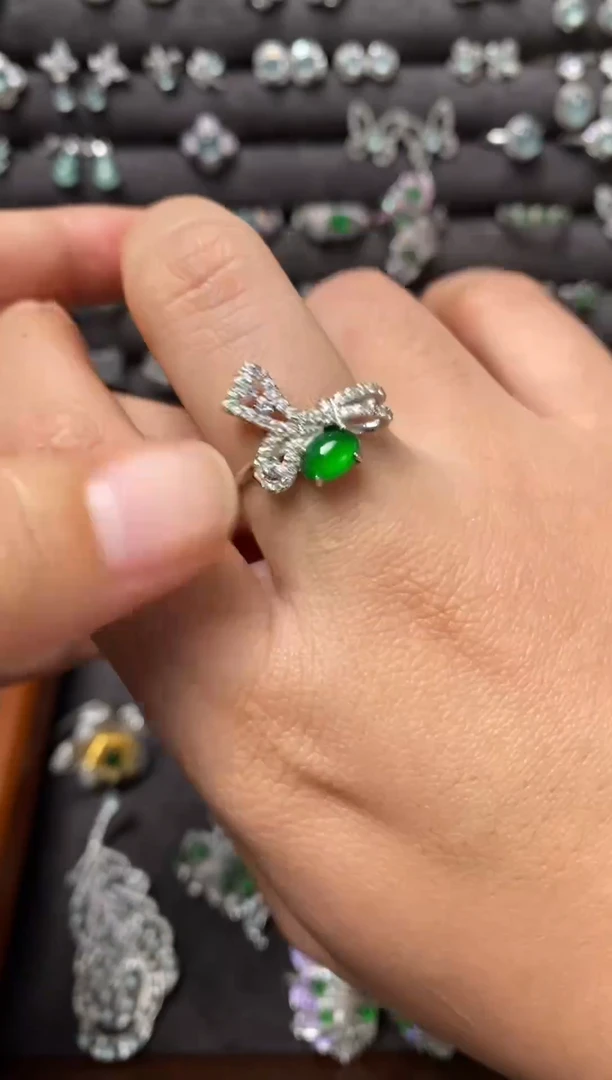 银S925镶嵌戒指翡翠蝴蝶结椭圆戒指