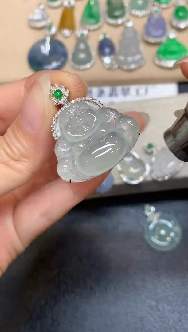 颈饰18K金镶嵌翡翠佛公【无服务费