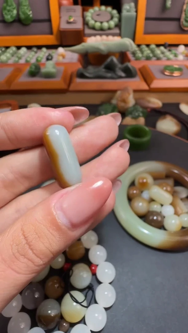 颈饰未镶嵌和田玉吊坠