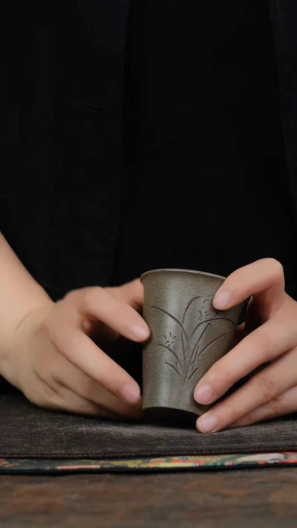 青段刻绘兰花紫砂杯3232323