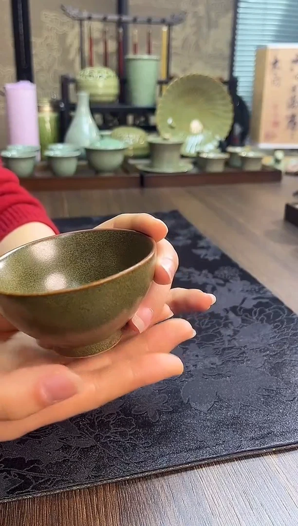 耀州窑青瓷金钱纹主人杯一对