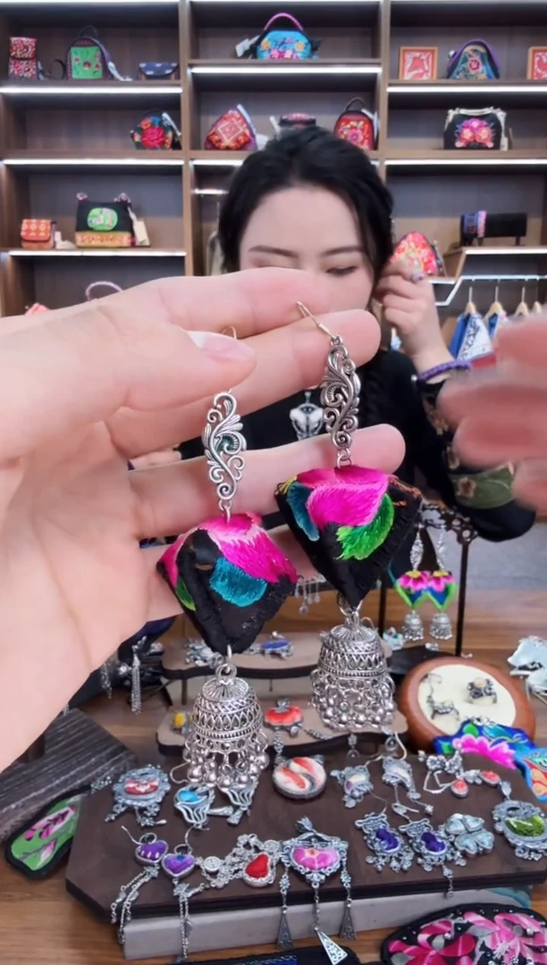 【闪购商品】织绣98蒙阿苏苗绣传承