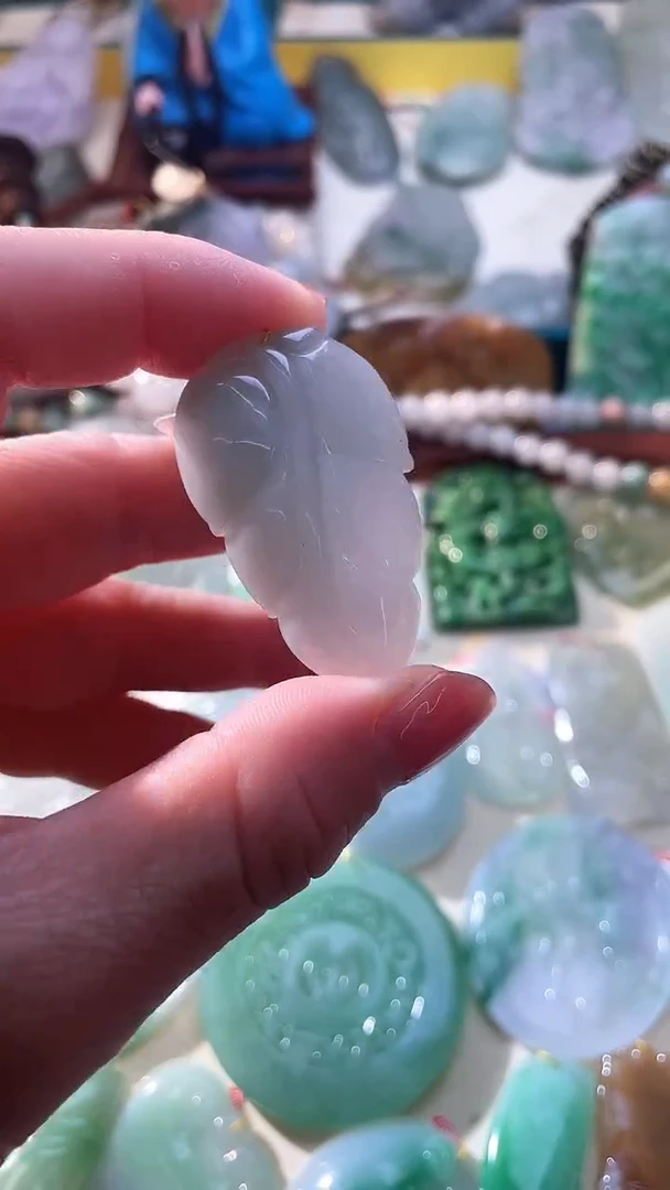 翡翠未镶嵌颈饰叶子