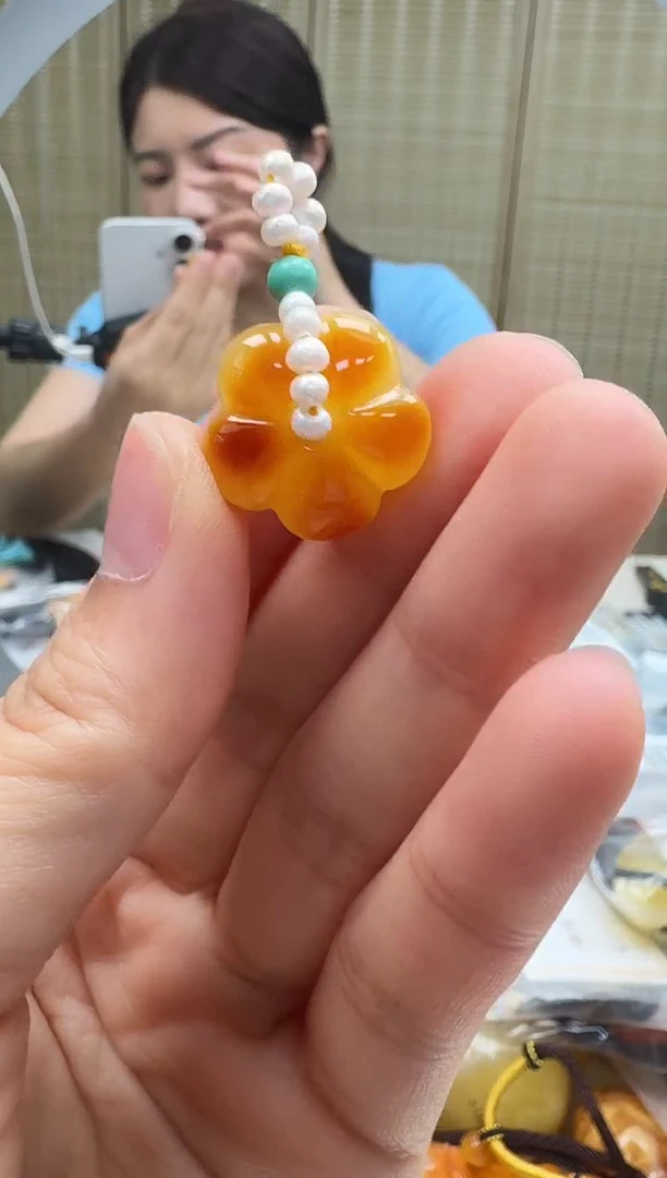 未镶嵌琥珀裸石如图