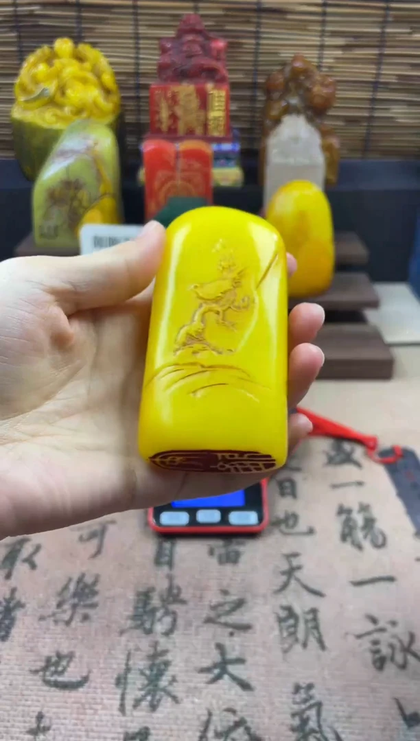 寿山石印石鸡油黄薄意雕