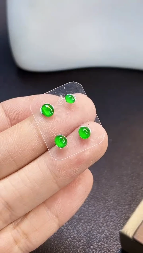 裸石翡翠霞10阳绿蛋面一手4.8/3.6