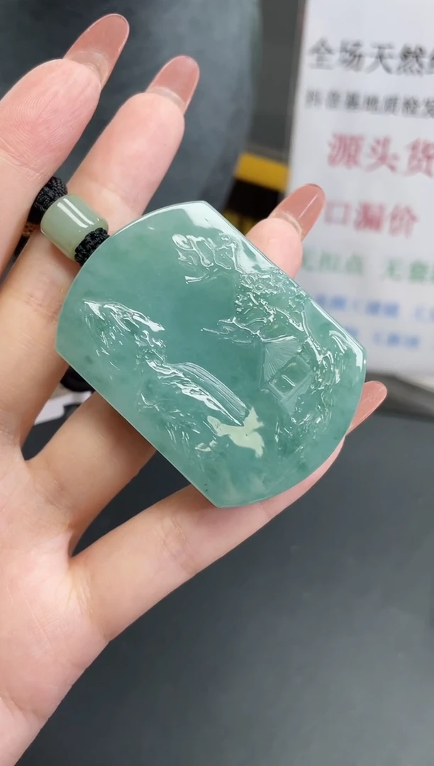 翡翠未镶嵌颈饰山水
