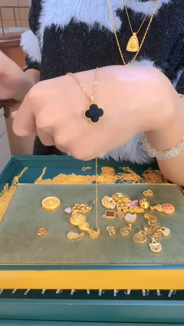 黑色四叶草吊坠0.85 （附带礼盒包装）