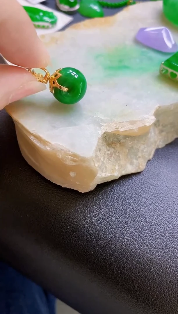 翡翠18K金镶嵌颈饰吊坠