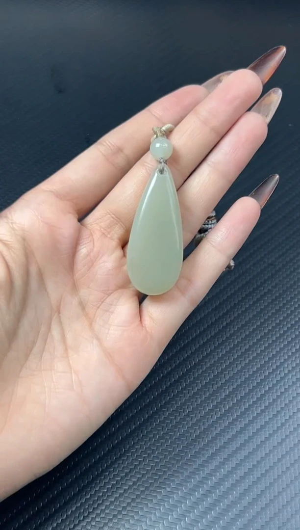 吊坠(赠链)未镶嵌和田玉且末近矿微色差吊坠