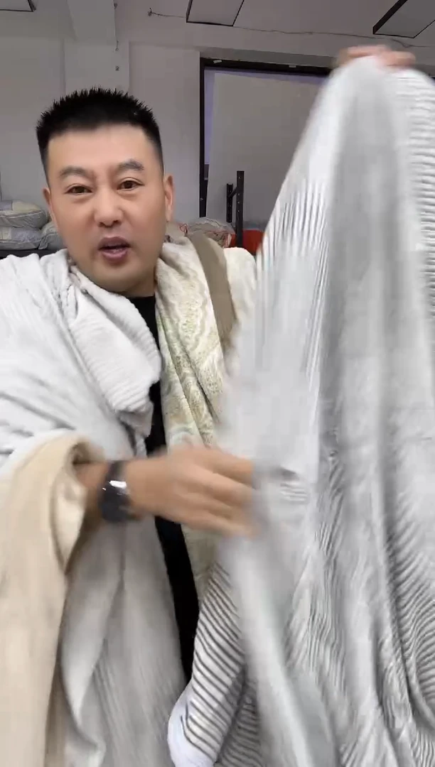 真丝真丝34 瑕疵   雕花绒 被套 颜色随机