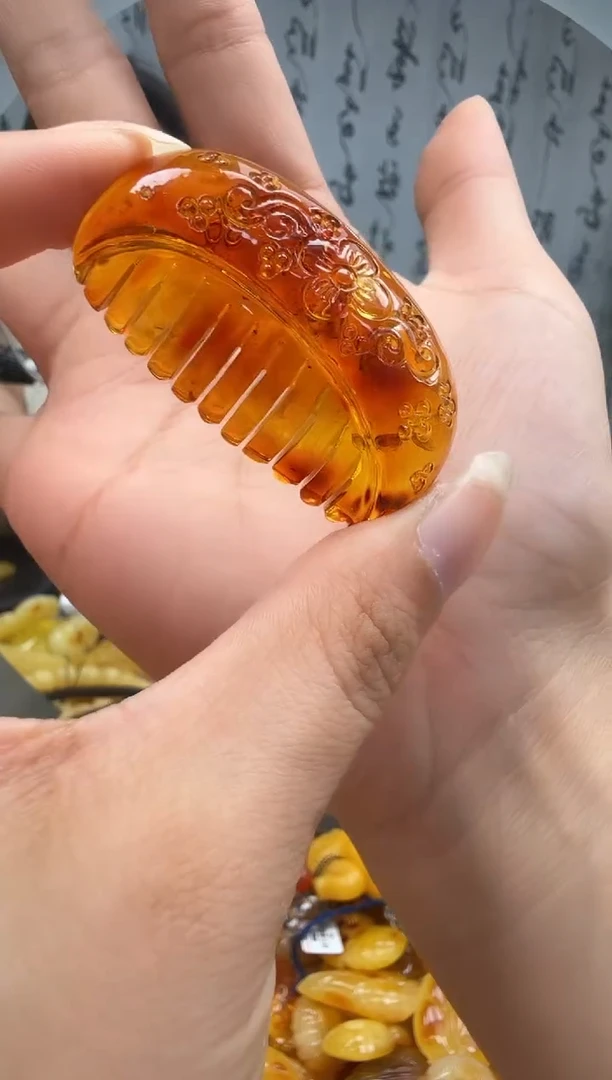 未镶嵌琥珀裸石如图