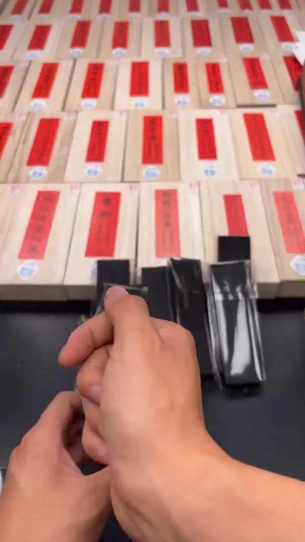 艺粟斋严镇瑕疵二两一锭