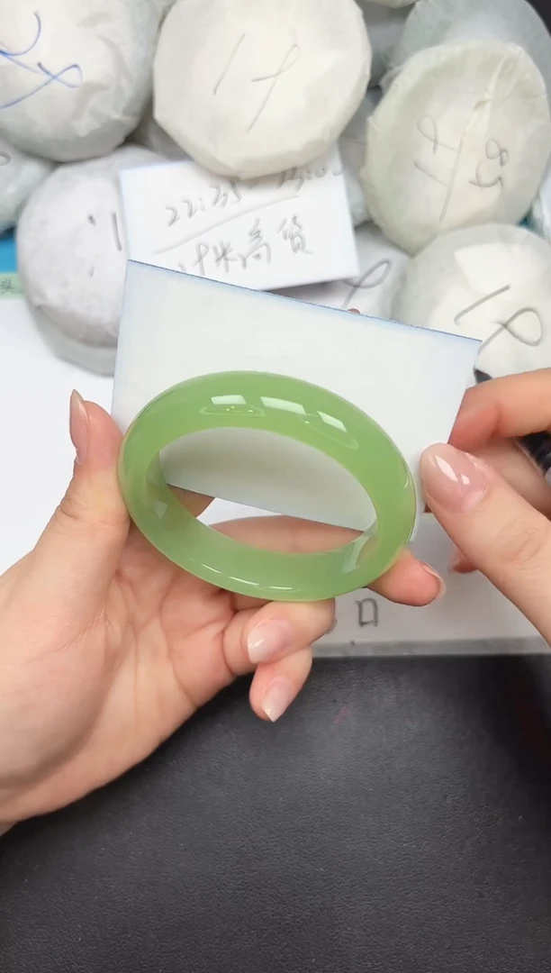 未镶嵌手镯石英质玉A214/