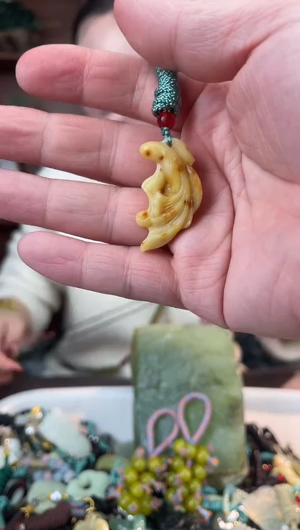 未镶嵌蛇纹石玉颈饰`