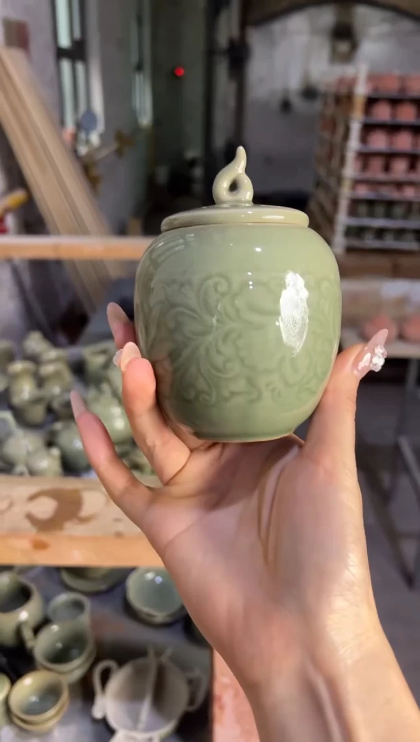 微瑕耀州窑莲纹茶叶罐