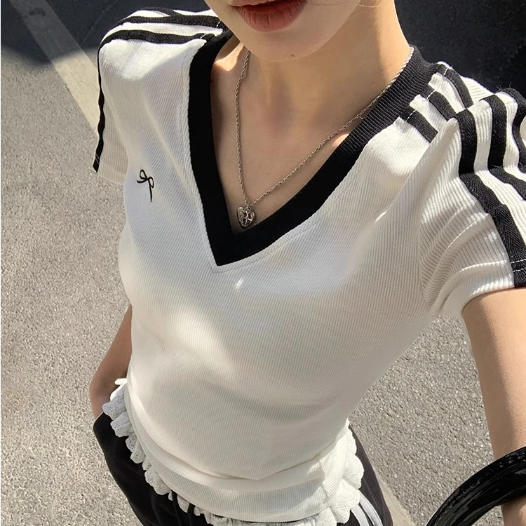 甜辣妹条纹正肩V领短袖t恤女夏季新款修身拼色美式辣妹短款上衣潮