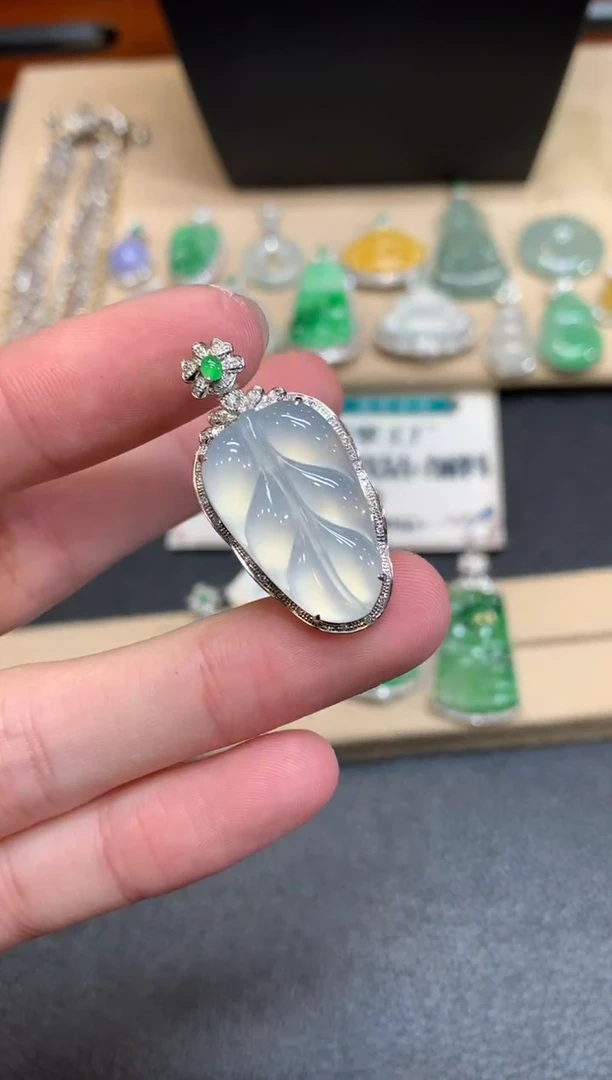 【闪购商品】翡翠颈饰18K金镶嵌叶子【无服务费】