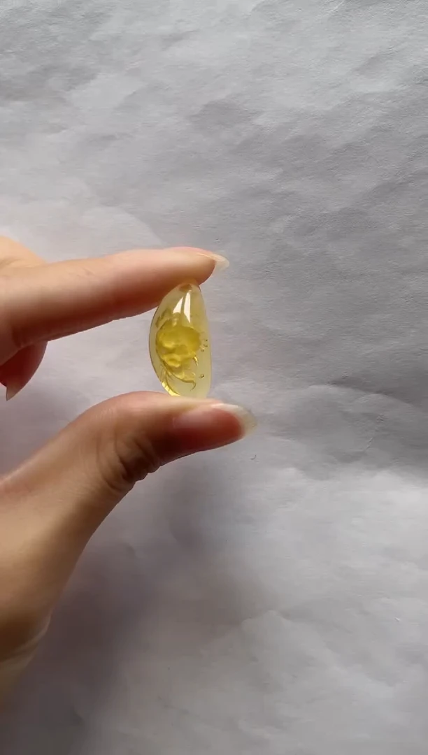 琥珀颈饰未镶嵌雕刻小花