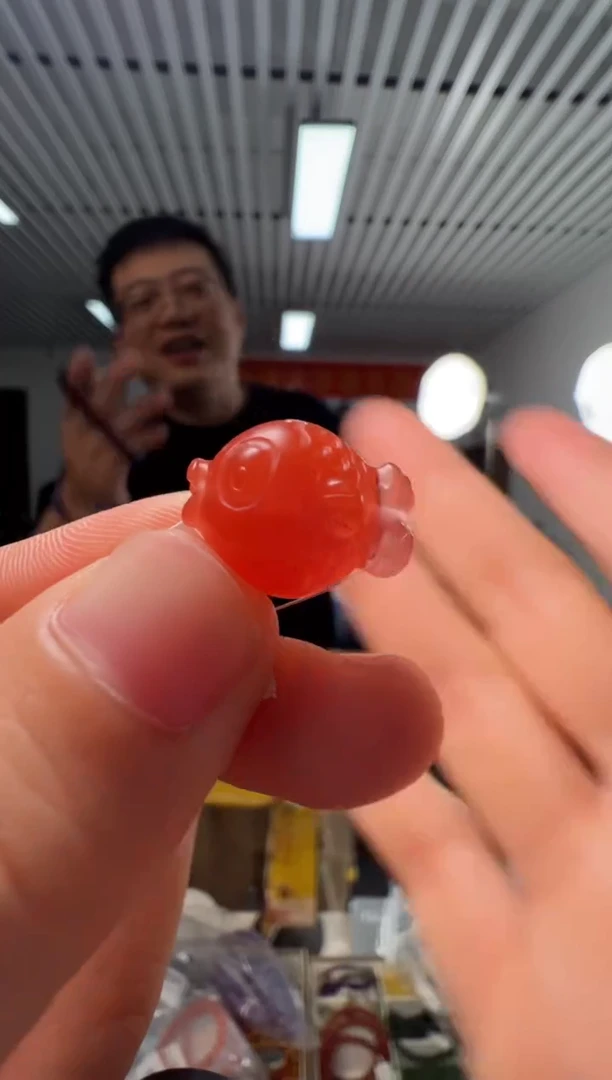 吊坠(不含链)未镶嵌南红玛瑙南红胖胖鱼雕刻件吊坠(通孔）2-2.4克