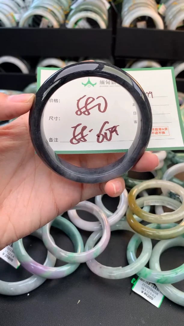 未镶嵌定制翡翠毛货需精细抛光+多人
