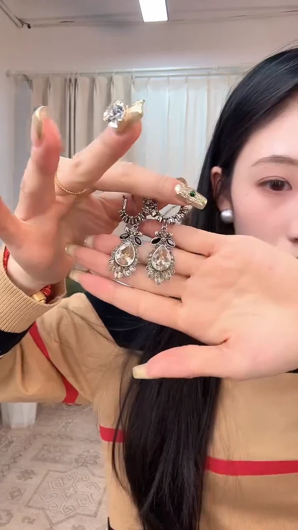 女士时尚搭配 耳钉