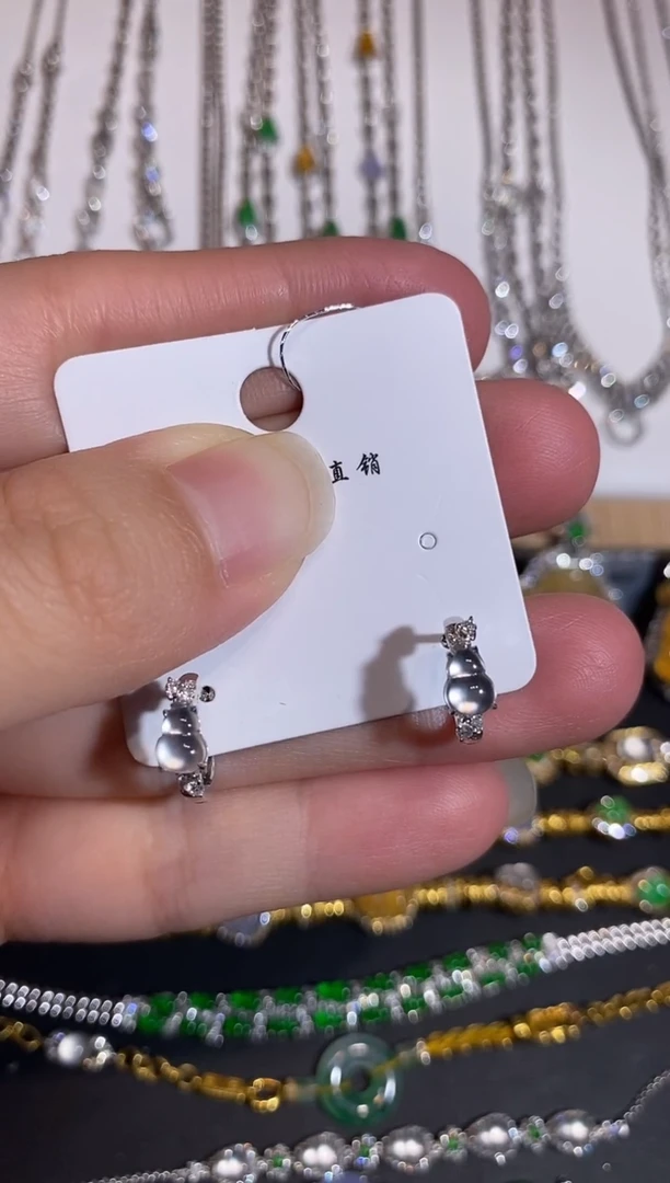 颈饰18K金镶嵌翡翠耳饰