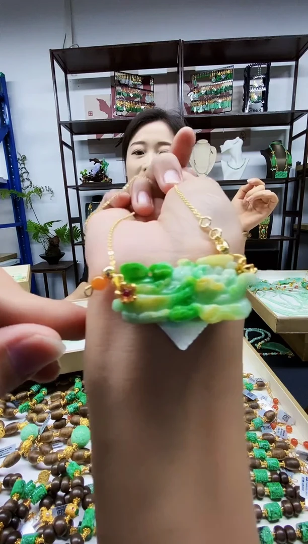 颈饰未镶嵌翡翠吊坠