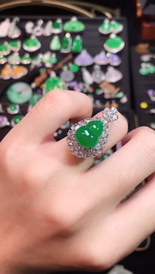 18K金镶嵌戒指翡翠高冰正阳满绿葫芦戒指吊坠两用