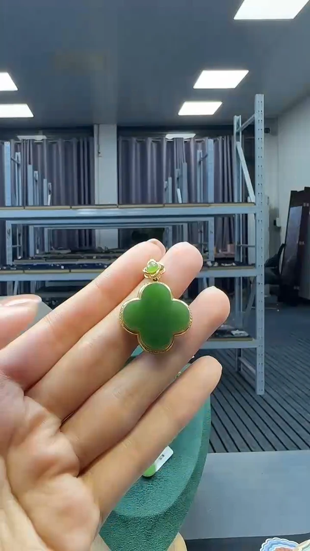 18K金镶嵌和田玉挂件1
