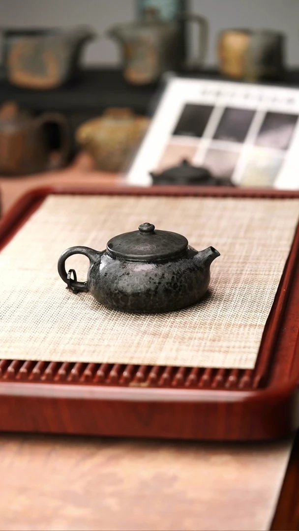 归玉堂冰碛岩重工雕刻黑豹寒江壶220cc