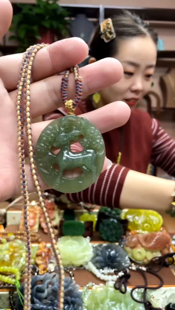 未镶嵌岫玉颈饰·